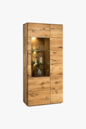 Magas tölgyfa komód üvegezett vitrinnel, keskeny, természetes színű